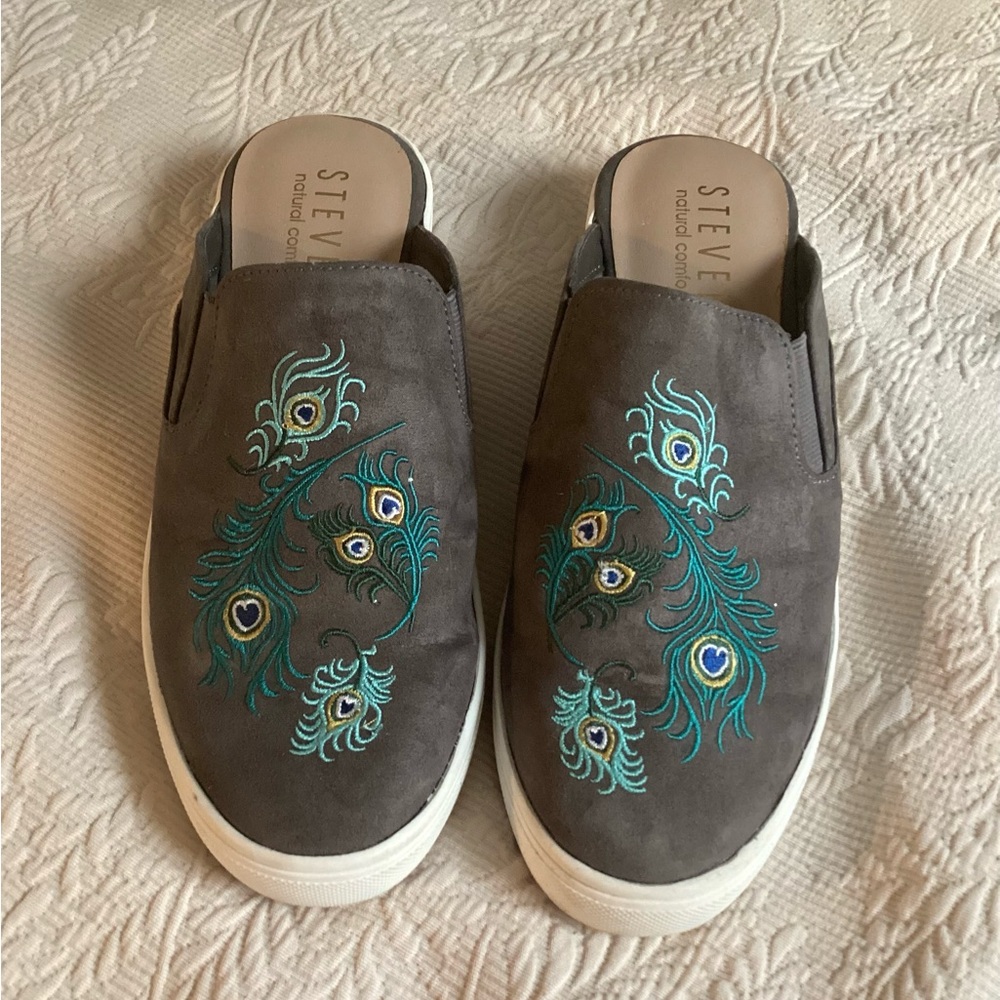 Embroidered Slip-On Shoes